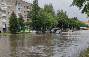 У Луцьку дощ перетворив деякі вулиці на «ріки»