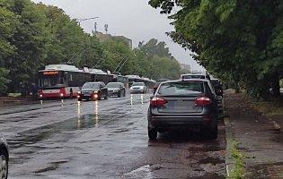 У Луцьку затопило проспект - зупинилися тролейбуси