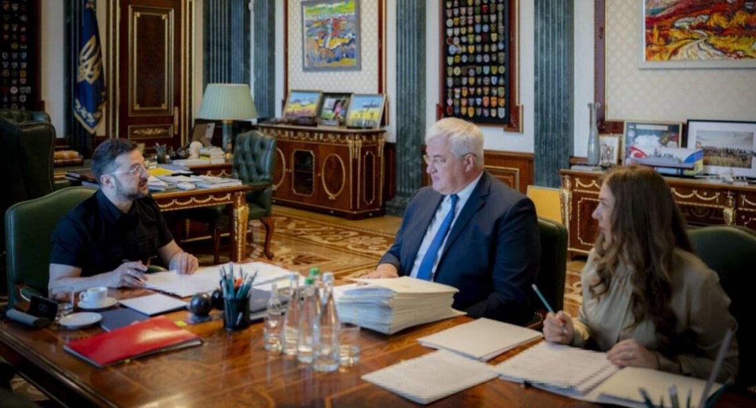 Зеленський призначив 16 нових послів України