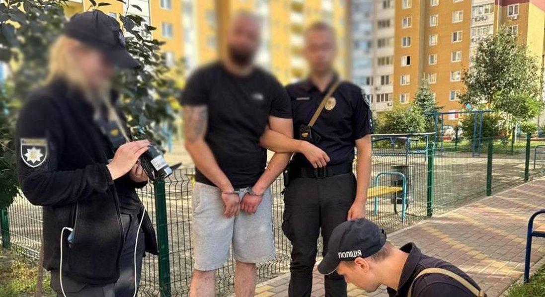 У Києві в дворі житлового будинку сталася стрілянина