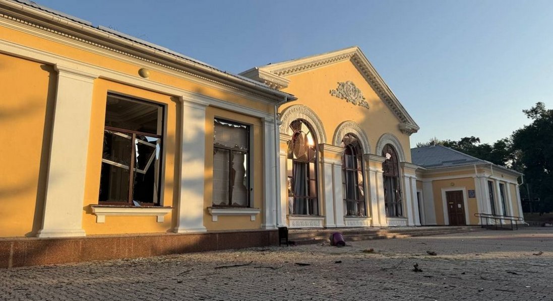 У Кропивницькому росіяни пошкодили філармонію, університет і підрозділ ДСНС