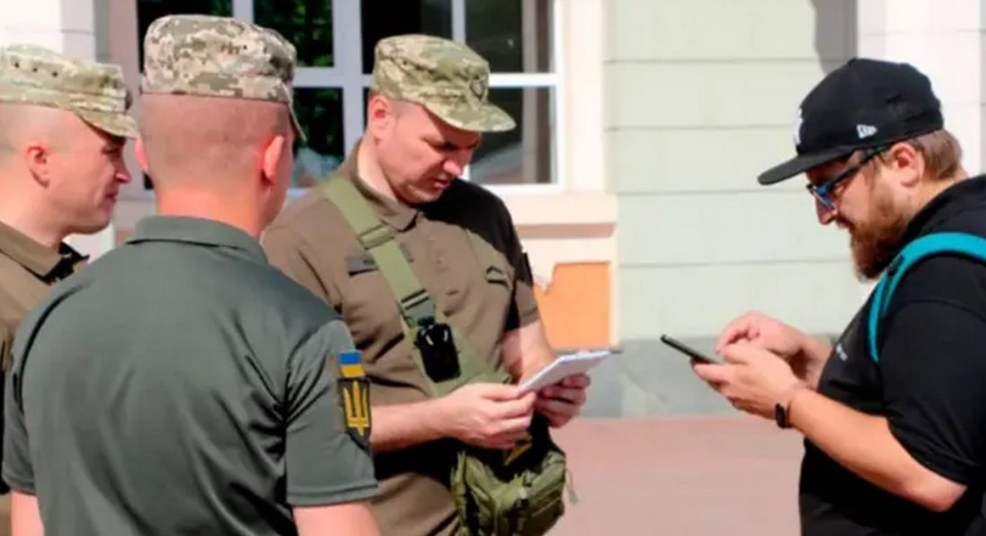 Працівники ТЦК та СП з 1 вересня зобов‘язані носити бодікамери