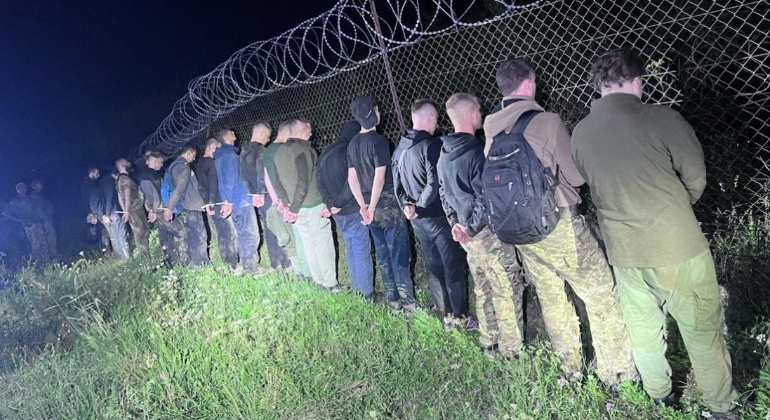 Хотіли незаконно перетнути кордон: на кордоні зі Словаччиною затримали 19 українців
