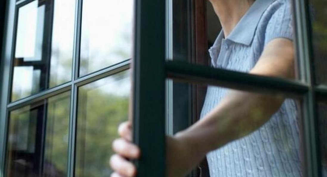 У Луцьку жінка вистрибнула з вікна багатоповерхівки