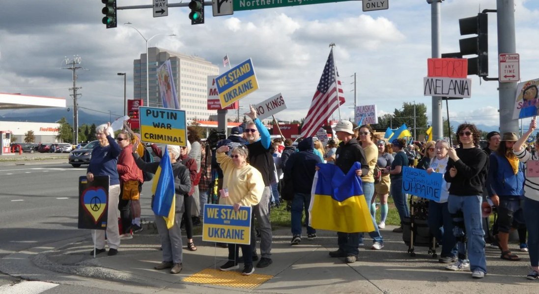 Зустріч Трампа й путіна: на Алясці люди вийшли на мітинг на підтримку України