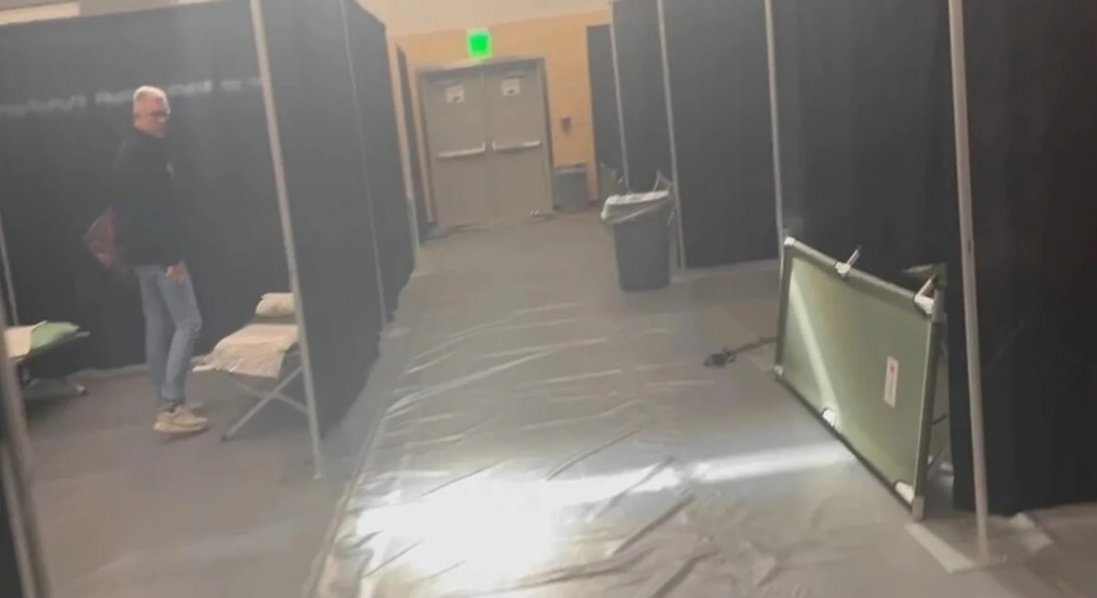 Зустріч Трампа та путіна на Алясці: російських журналістів поселили на стадіоні