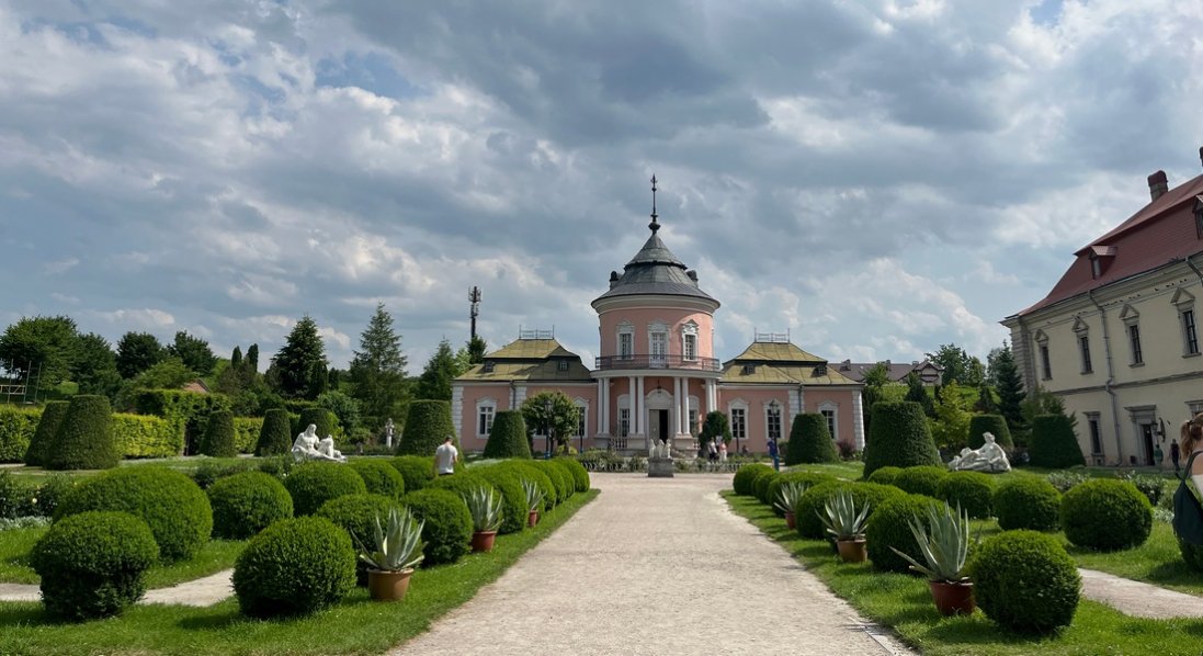 Тут жили королі, совєти відкрили катівню, а Україна відродила унікальний Китайський палац