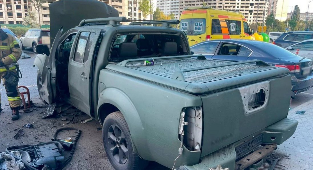 У Києві вибухнуло авто, схоже на військове: власник підходив до машини