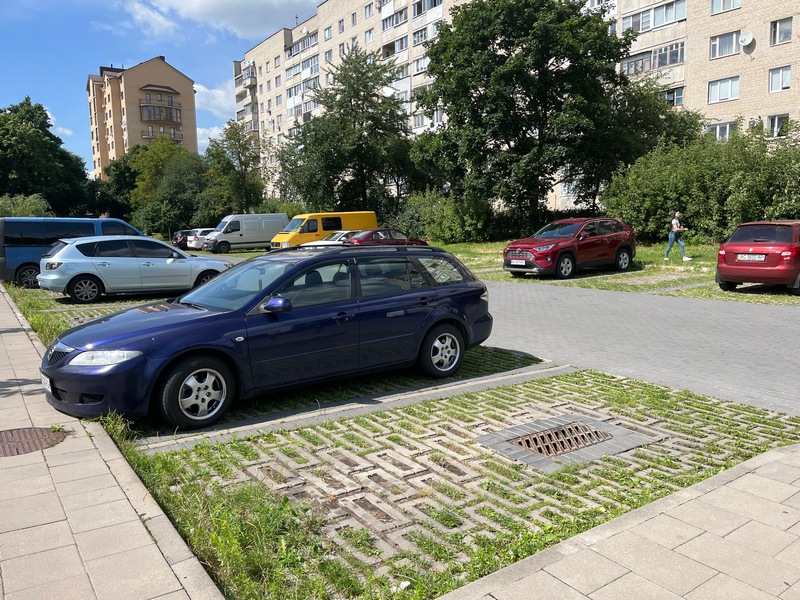 Парковка Луцьку поєднала звичайну бруківку та пористу 