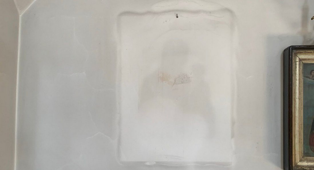 На стіні храму об'явився лик Пречистої з Богонемовлям