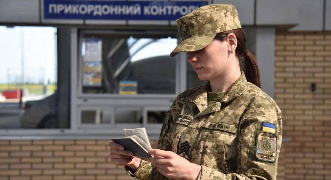 Уряд дозволив виїжджати за кордон чоловікам віком до 22 років включно