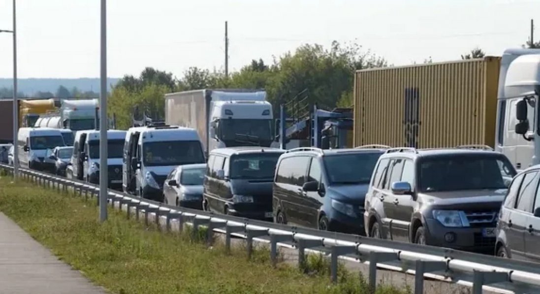 Перетин кордону для чоловіків 18-22 років: ситуація на пунктах пропуску на Волині