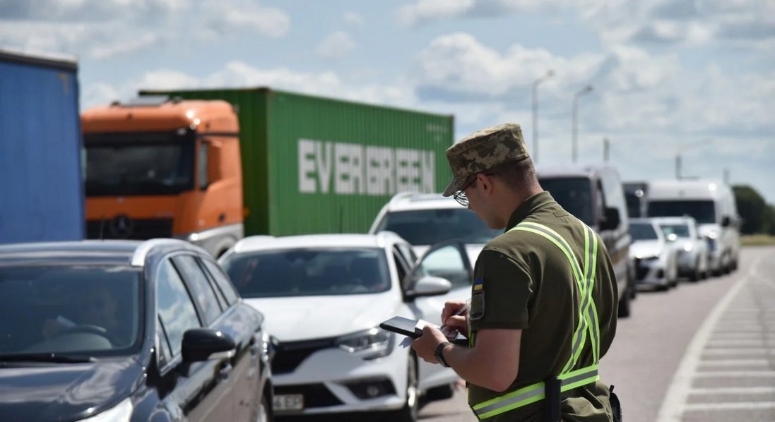 Що у Держприкордонслужбі кажуть про виїзд молодиків