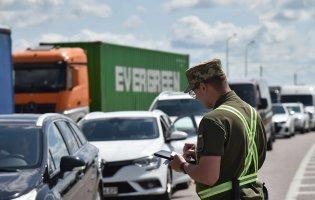 Що у Держприкордонслужбі кажуть про виїзд молодиків