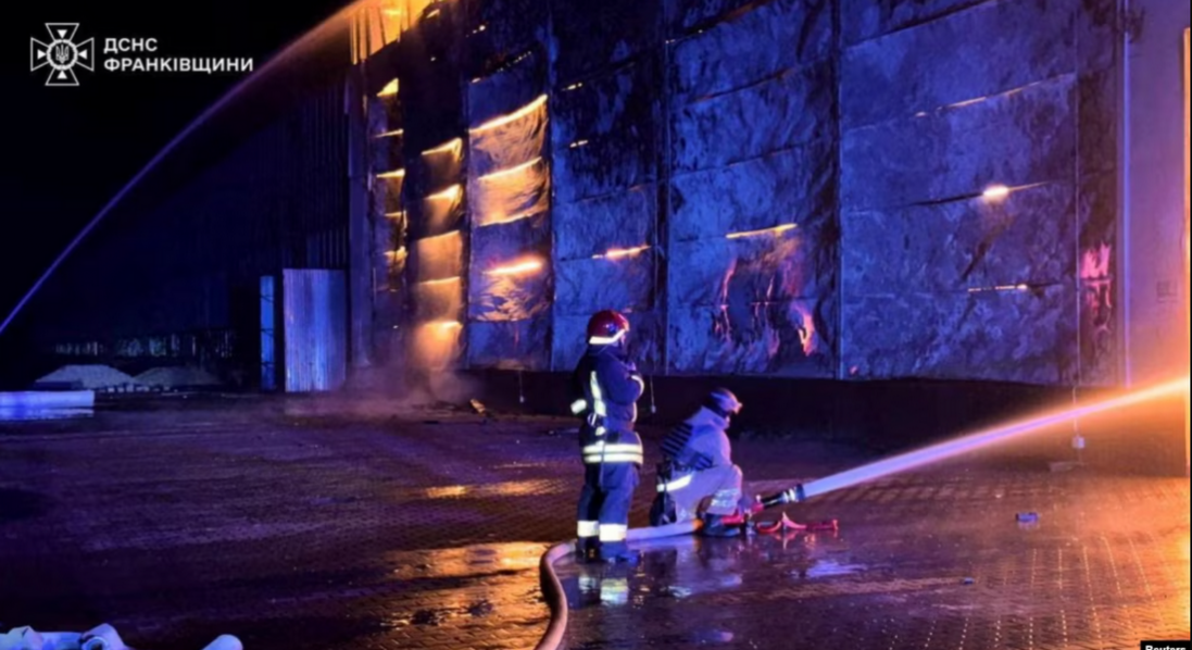 На Франківщині палає 9 тисяч м2 складів після атаки рф