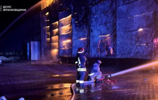 На Франківщині палає 9 тисяч м2 складів після атаки рф