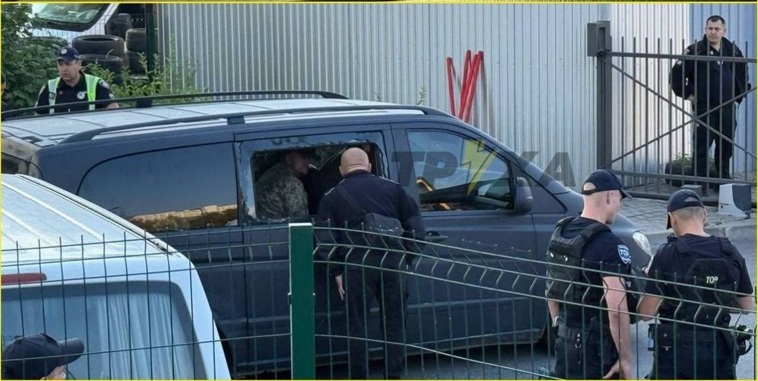 У Луцьку люди пошкодили авто групи оповіщення ТЦК