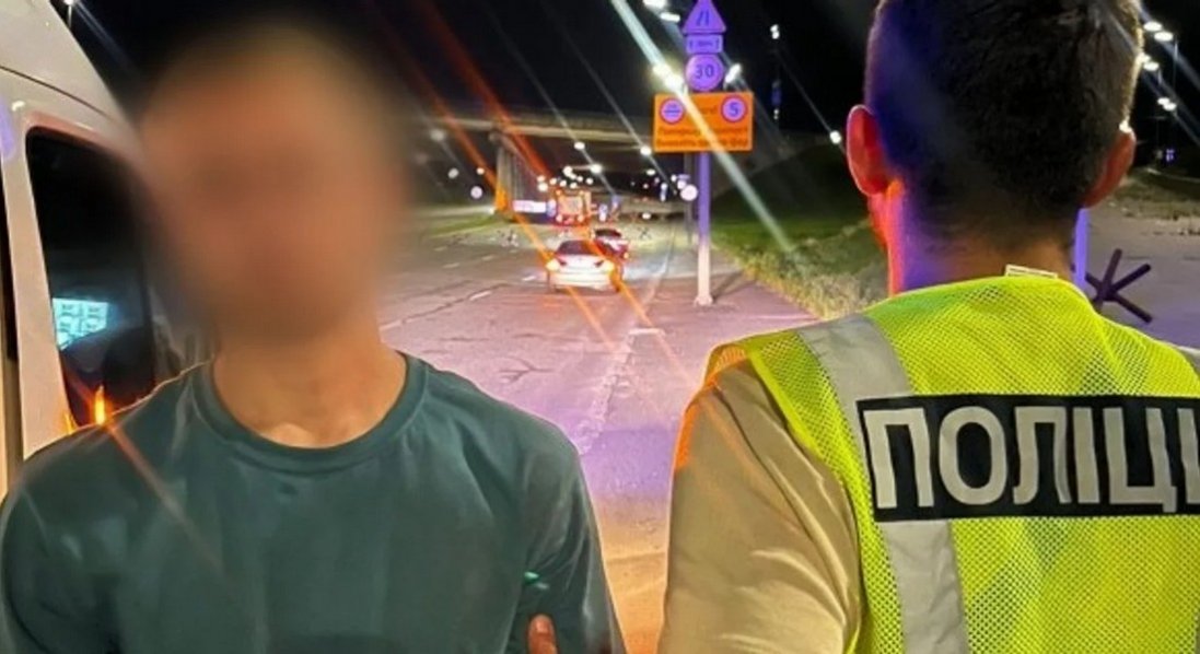 У Києві чоловік пограбував військовослужбовицю