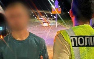 У Києві чоловік пограбував військовослужбовицю