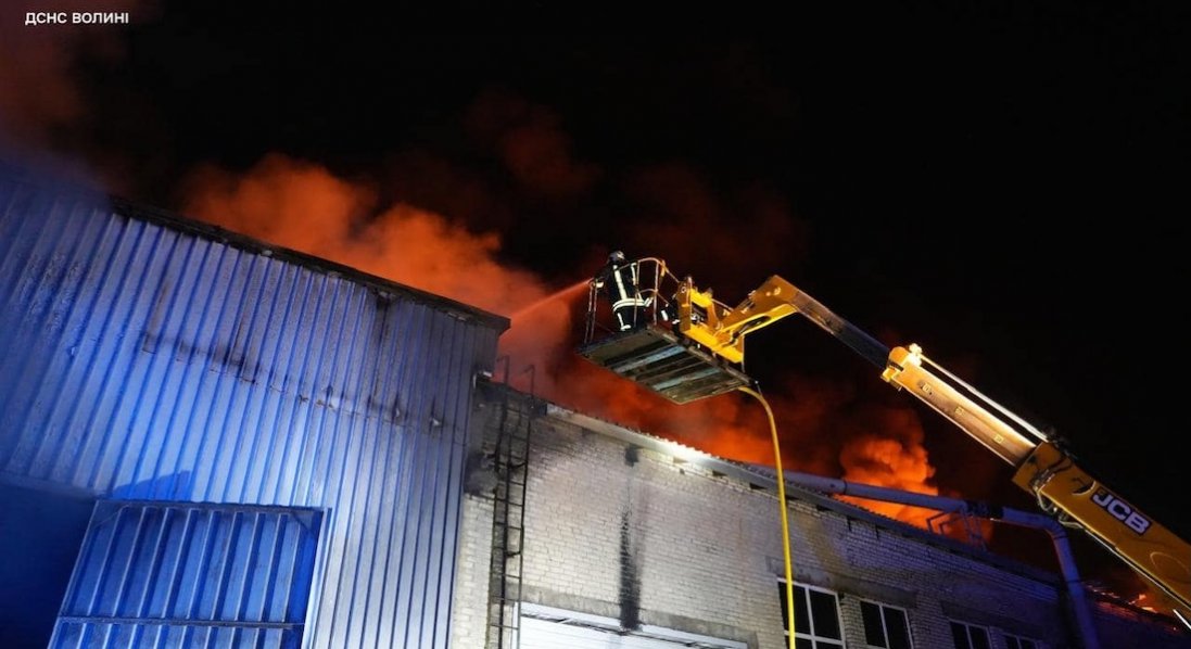 Як рятувальники ліквідовують наслідки атаки рф на Волині