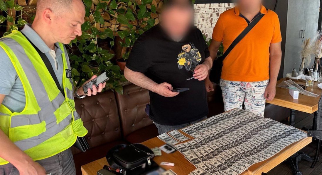 Посадовець Міноборони допомагав чоловікам із бронюванням