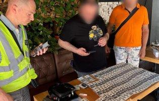 Посадовець Міноборони допомагав чоловікам із бронюванням