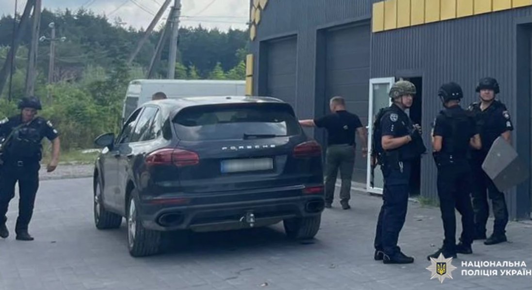 Біля Львова застрелили двох працівників автосервісу