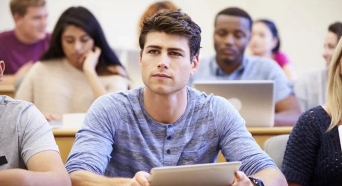 Скільки хлопців вступили у 2025 році в три провідні виші України