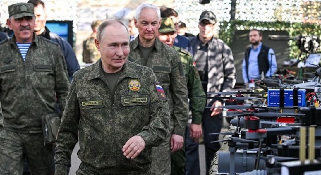 На завершення російсько-білоруських навчань путін з'явився у військовій формі