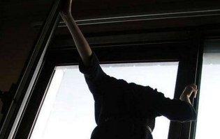 У Луцьку з п'ятого поверху гуртожитку випала студентка