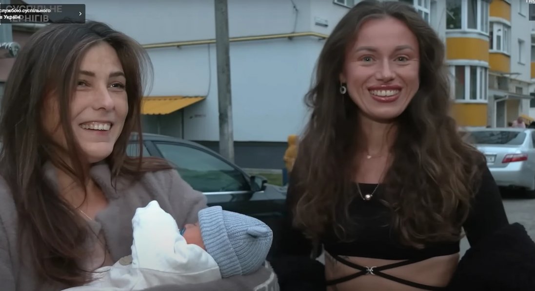 Сказала подрузі: «Лови!»: у Чернігові жінка народила біля під'їзду