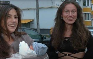 Сказала подрузі: «Лови!»: у Чернігові жінка народила біля під'їзду