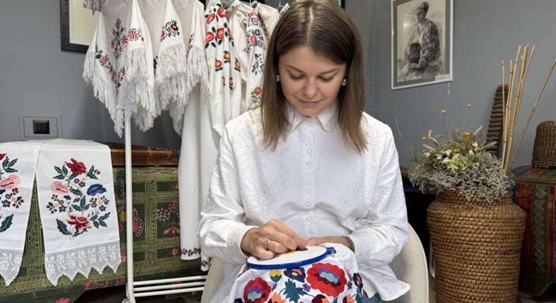 Волинянка вишила сорочку бабусі, у якій її похоронили