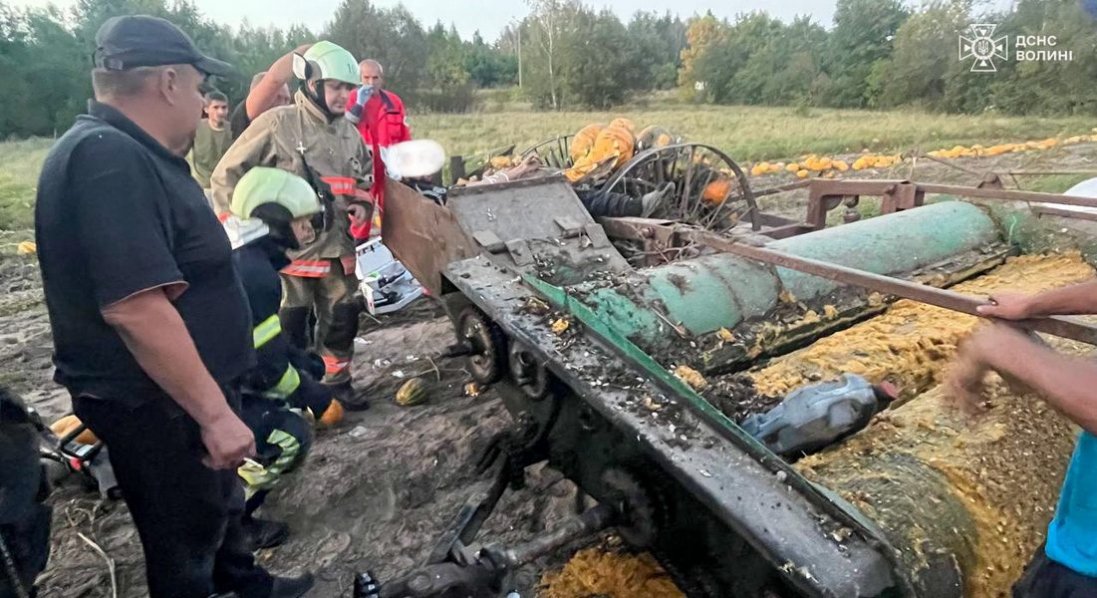 На Волині фермеру затисло ногу в комбайні