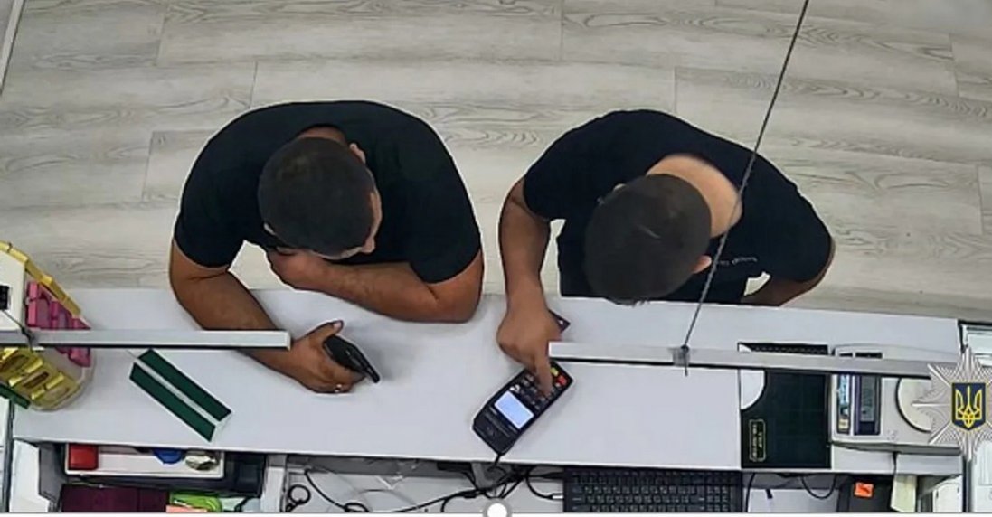 Брати з Одещини видурили у звільнених з полону захисників майже мільйон гривень