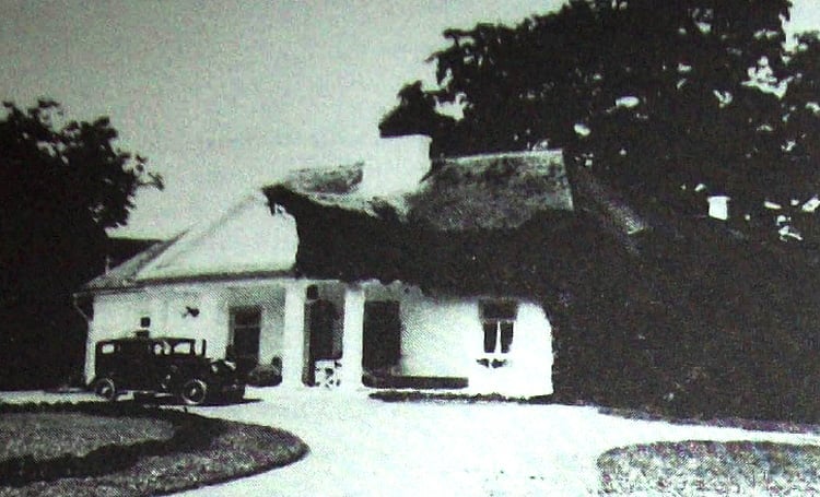 Одна із будівель палацового комплексу, Замличі, фото до 1939 року