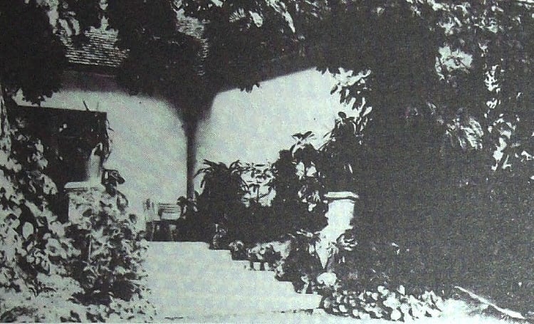 Біля палацу в Замличах, фото до 1939 року