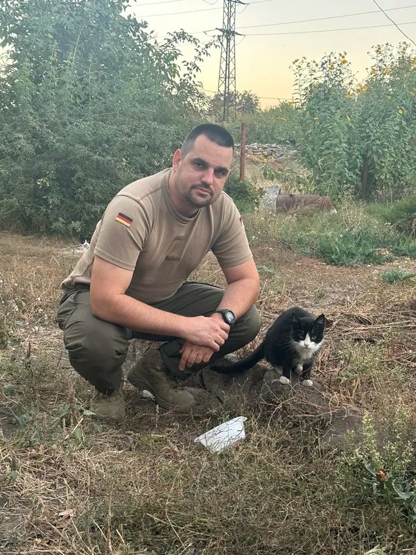 Хорват з котом, контуженим від удару КАБом, околиці м. Костянтинівка, вересень 2024