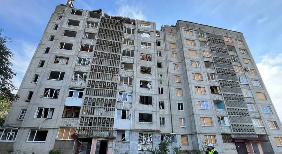 У Луцьку почали демонтувати секції пошкодженого під час атаки рф будинку