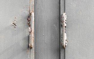 Чому петлі ламаються: помилки при виборі та монтажі меблевої фурнітури