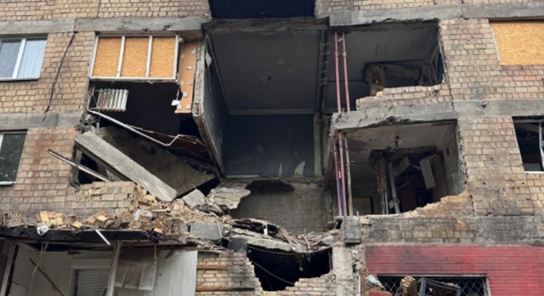 У Києві обвалилися квартири багатоповерхівки, пошкодженої обстрілом ще в липні