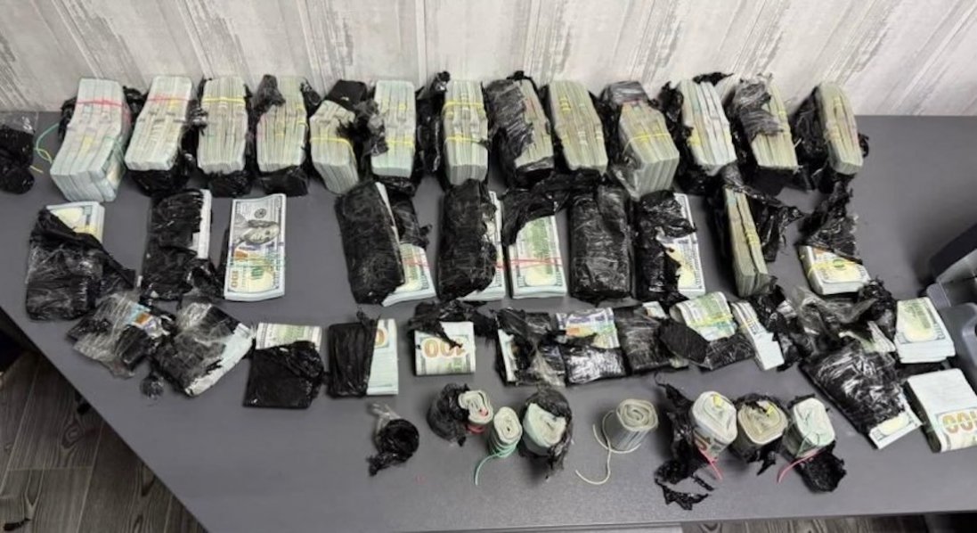 Українка намагалася вивезти майже мільйон доларів під капотом машини