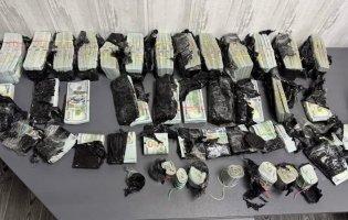 Українка намагалася вивезти майже мільйон доларів під капотом машини