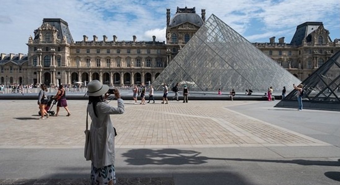У Парижі за 7 хвилин пограбували Лувр