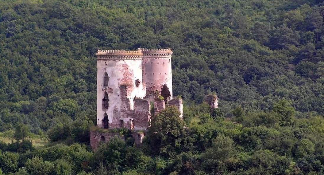 На місці древнього міста – містичний замок і найбільший рівнинний водоспад України