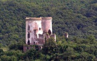 На місці древнього міста – містичний замок і найбільший рівнинний водоспад України