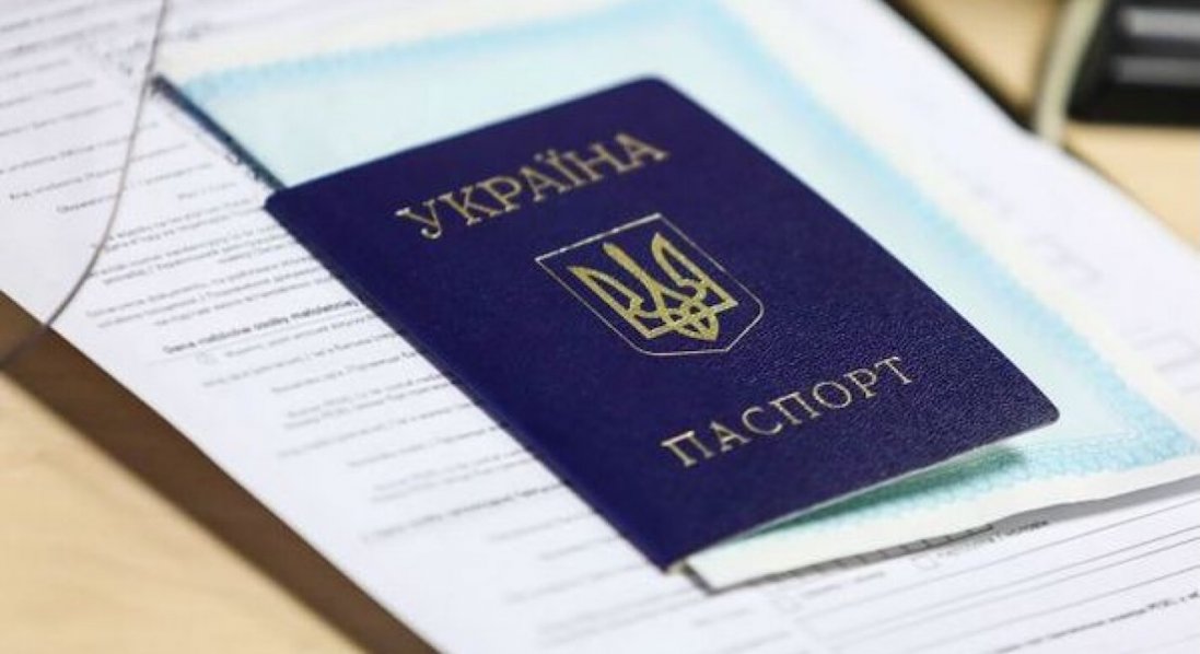 З українських паспортів зникне російська мова