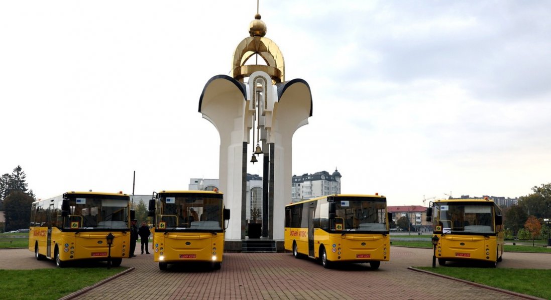 На Волині чотири громади отримали шкільні автобуси