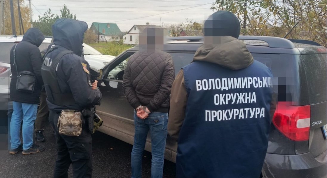 $7000 за переправлення в білорусь: на Волині повідомили про підозру директору благодійного фонду