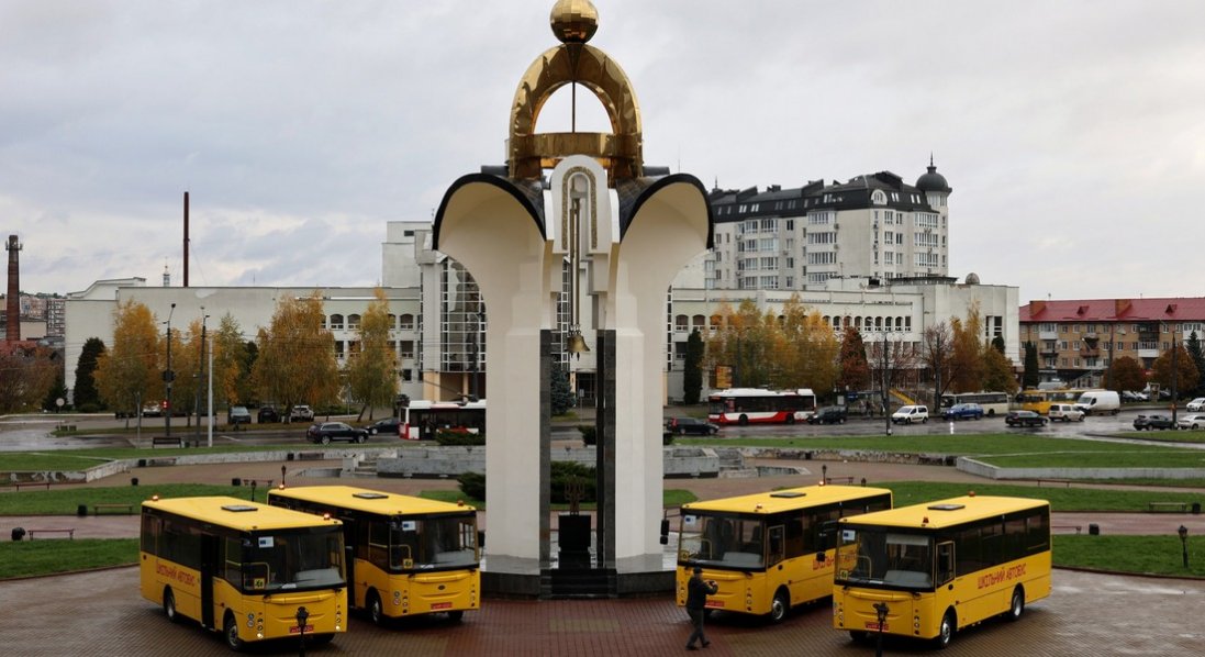 На Волині громади знову отримали шкільні автобуси